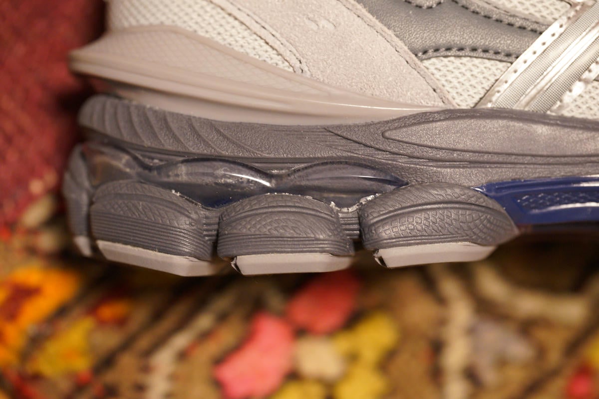 ヒール部分のゲルはアウトソールと同色で纏められている