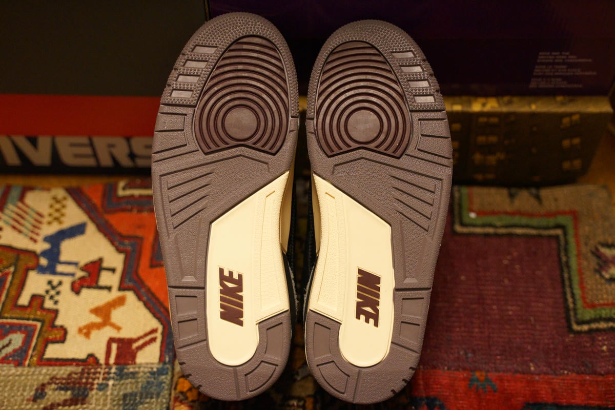 アウトソールのトレッドパターンは通常のAJ3と変わらず。