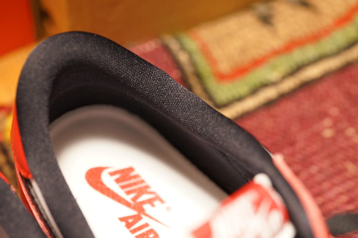 履き口周りのクッションは薄い作りになっている。