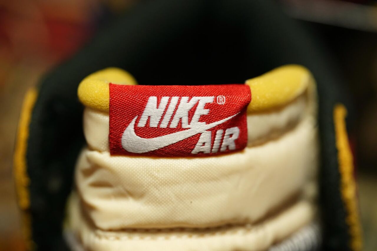 FRAGMENT DESIGN × UNION LA × NIKE AIR JORDAN 1 HIGH OGのシュータンロゴはレッドベースのタグにお馴染みのNIKEロゴがホワイトの糸で刺繍されている