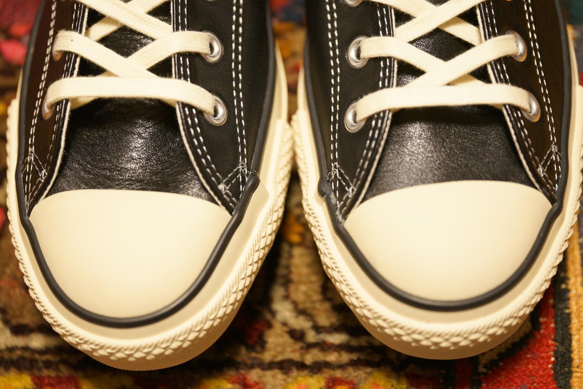 トゥキャップは通常のオールスターと比べるとやや小ぶりな作り