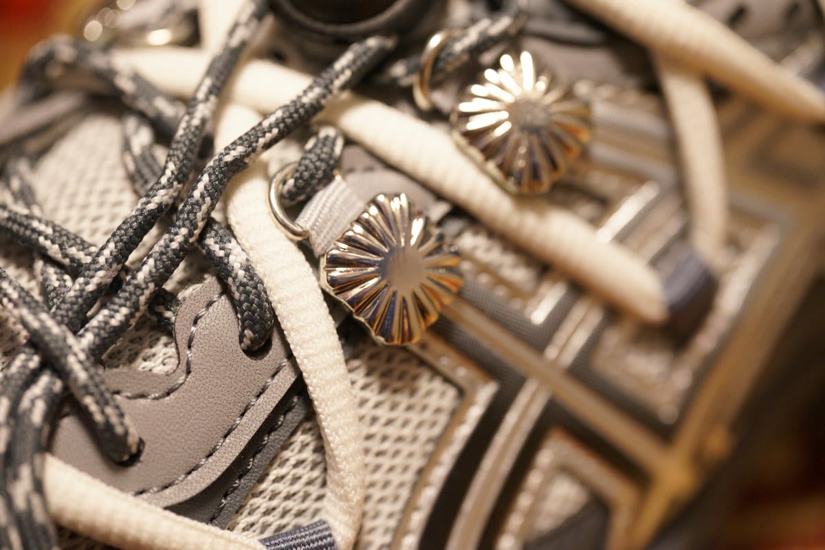 アイレットについているコンチョはシルバーのメッキ