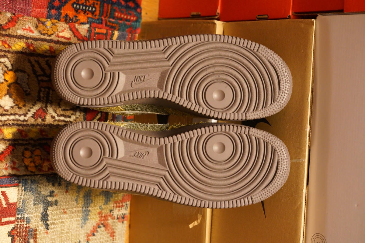 アウトソールはAF1の標準的なトレッドパターン