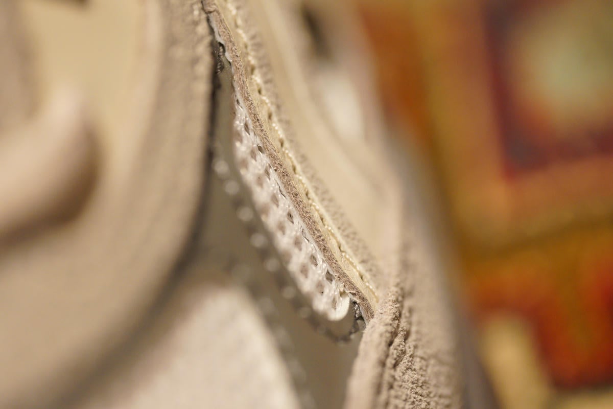 サイドのアシックスストライプの部分が合皮っぽいなと思って断面を確認。