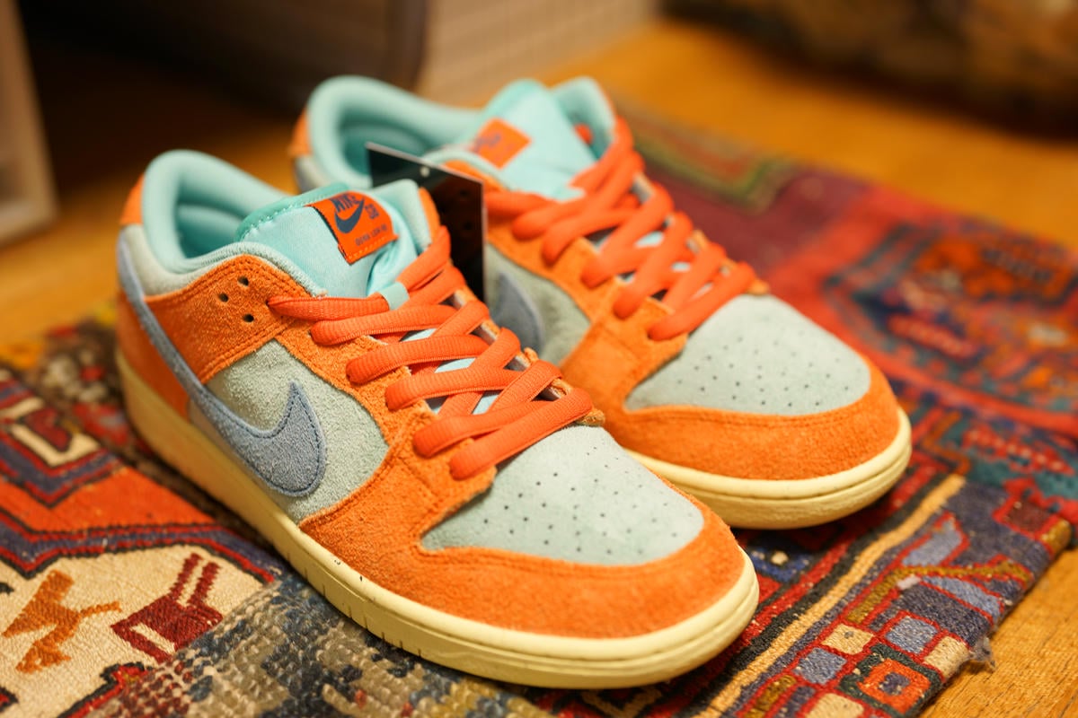 NIKE SB DUNK LOW PRO PRM ORANGE AND EMERALD RISEを右斜め上から見る締めの画像。購入の感想を語ってサイズ感やクッション性について話す
