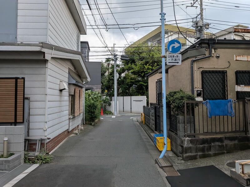 スニーカーアトランダム 高円寺店 左折した道路の突き当りを右折