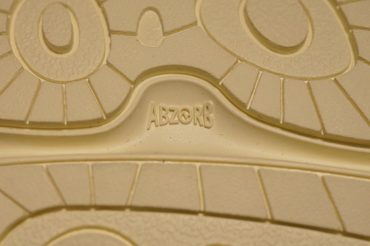 アウトソールにも「ABZORB」のロゴ。ミッドソールもアウトソールは別パーツだと思っていたがサイドまで含めてアウトソールみたい。