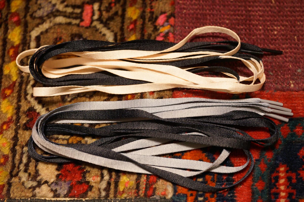 ベージュとブラックのシューレースはハーフカラーとなっており、先端に進むにつれてそれぞれブラックとグレーに変化