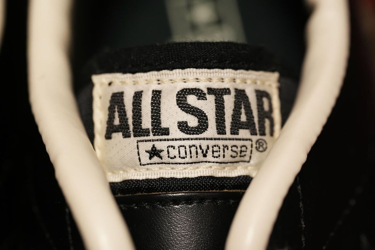 CONVERSE ONE STAR JのシュータンタグをチェックタグはホワイトベースにブラックでALL STARのロゴが刺繍されている