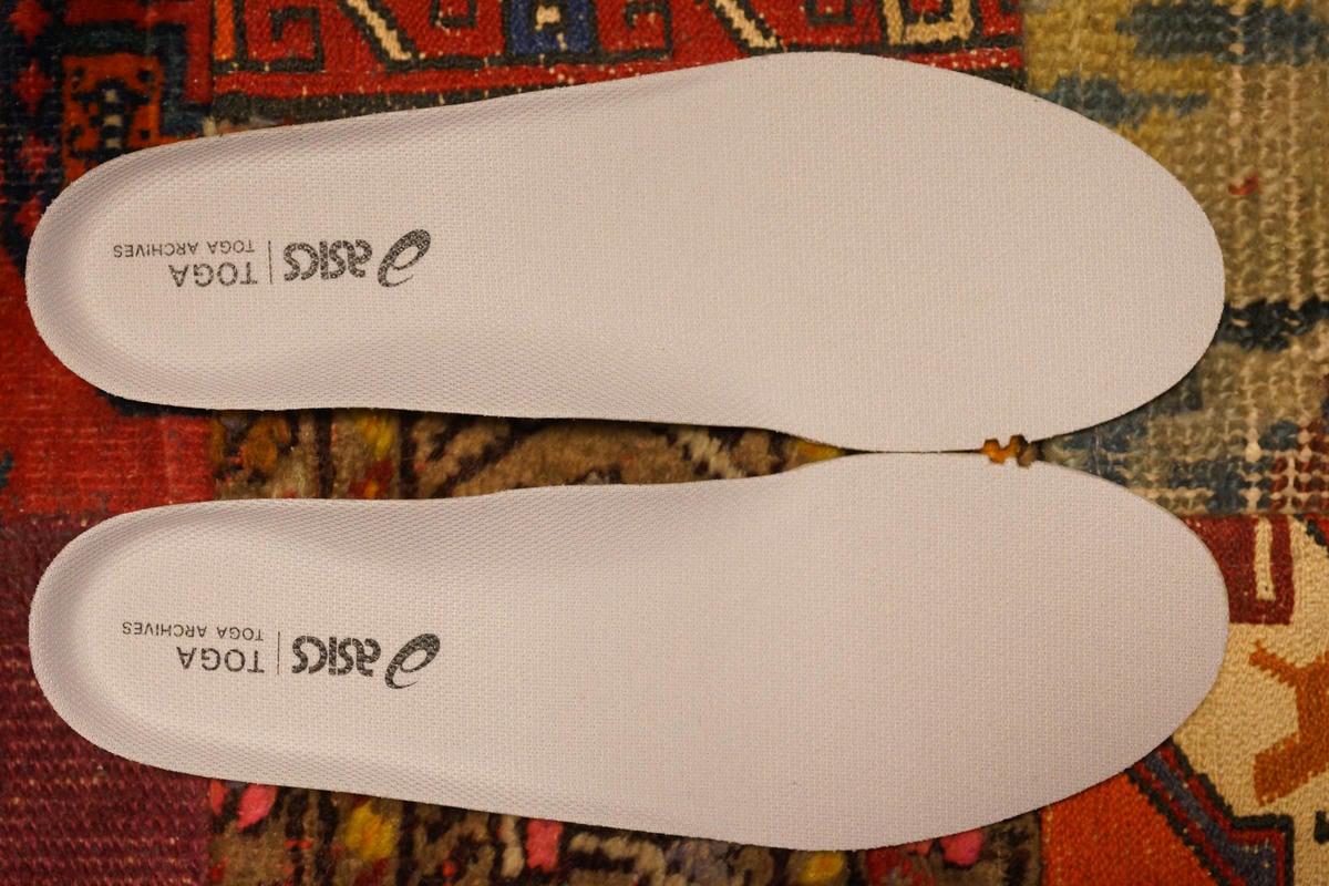 インソールはライトグレー。アッパーのカラーに合わせてこのカラーを選んだと思うんだけど、ブラックとか濃いカラーを使ってほしかった。