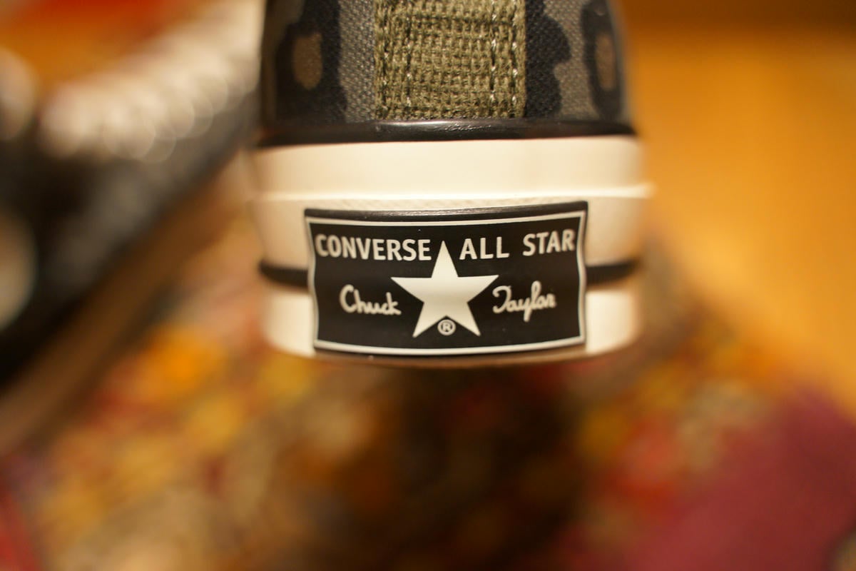 ヒールパッチはブラックにホワイトのスターが1つのみの仕様。海外のCT70はパッチの両端下部に小さな星が1つずつ並んでいる仕様。