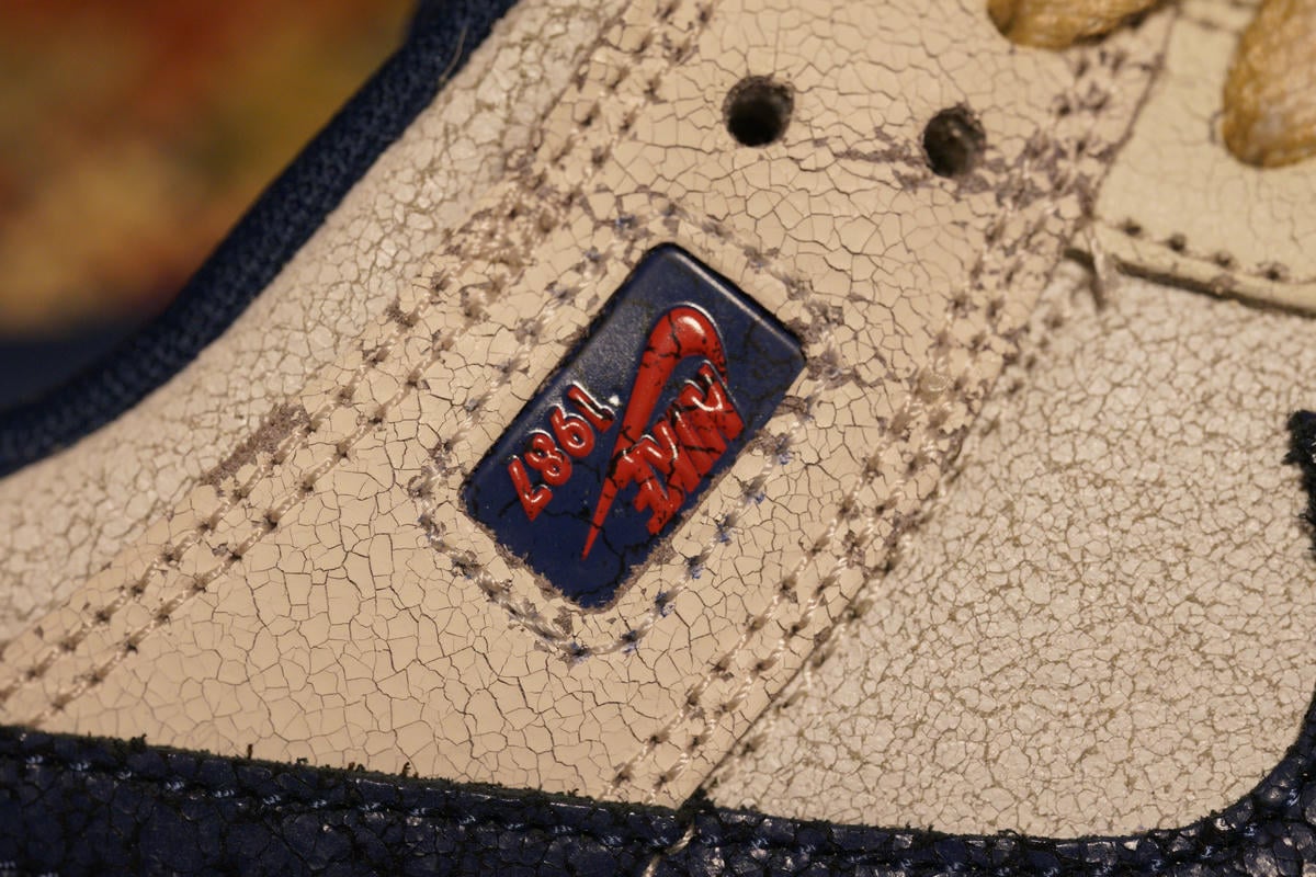 サイドにはインラインにはない「NIKE 1987」のプラ製っぽいパーツが逆さにつけられている。