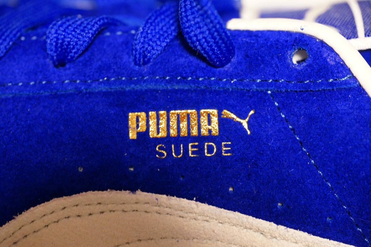 サイドのPUMAロゴはゴールドの箔押し