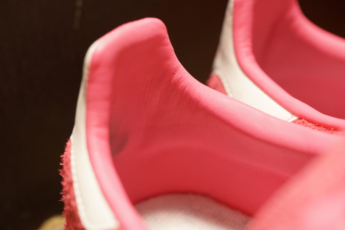履き口周りは合皮。