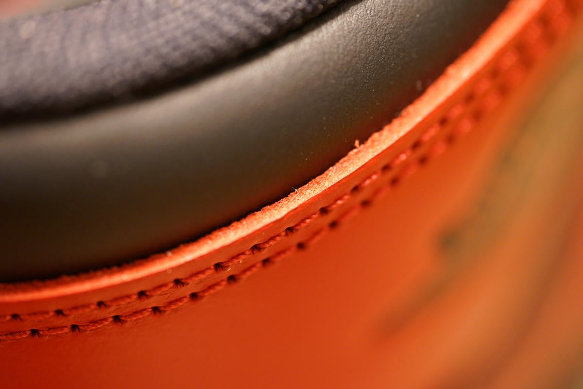 AIR JORDAN 1 HIGH 85 BRED アンクル部分も85年の仕様を再現するのであれば合皮が採用されているとのこと。