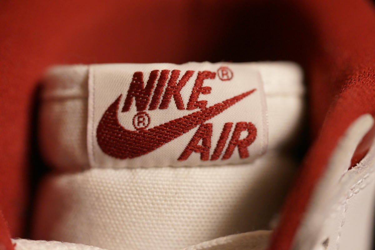 AIR JORDAN 1 HIGH 85メタリックレッドのタグは現行のOG仕様とほぼ同じ刺繍