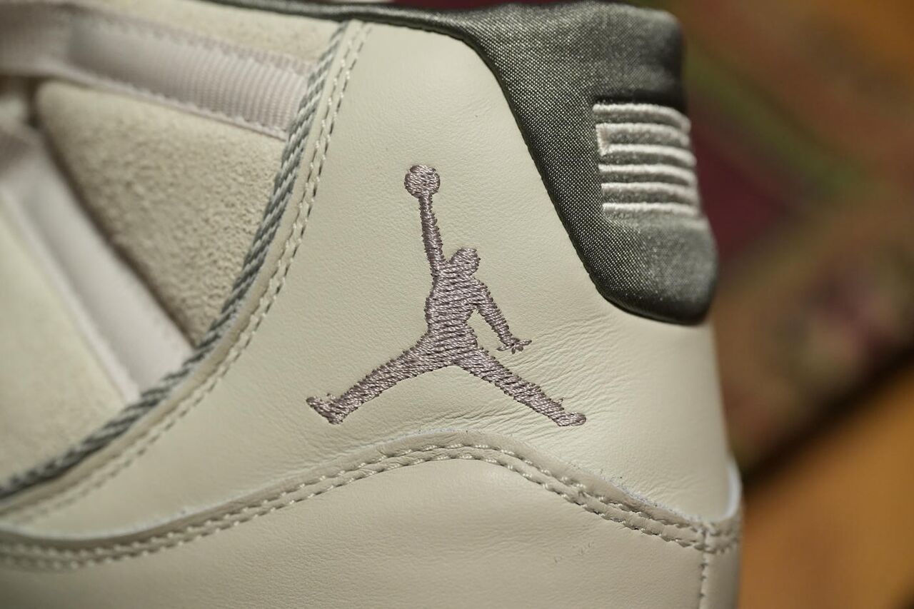 AJ11 RETRO SUKAJAN アンクル部分側面にジャンプマンロゴの刺繍