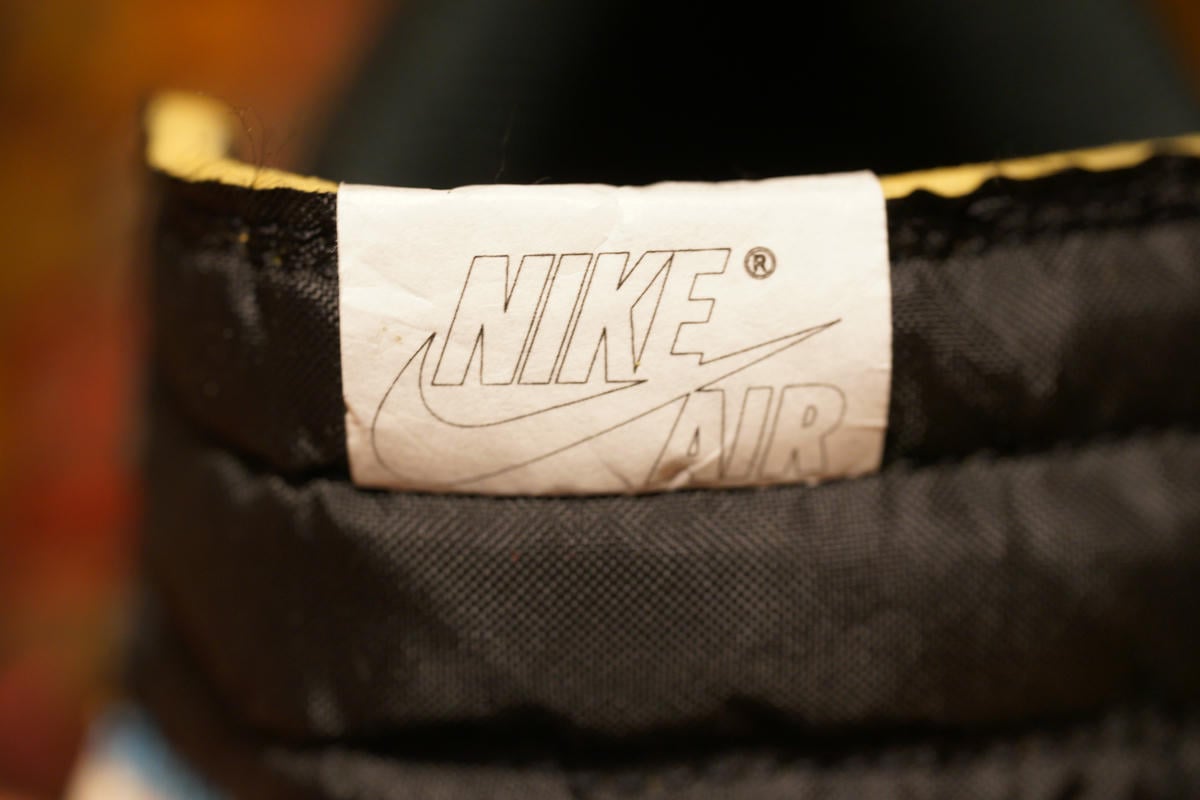UNION×NIKE AIR JORDAN 1 HIGH OG SPのシュータンロゴはタイベックスみたいな紙っぽい質感のタグを使用