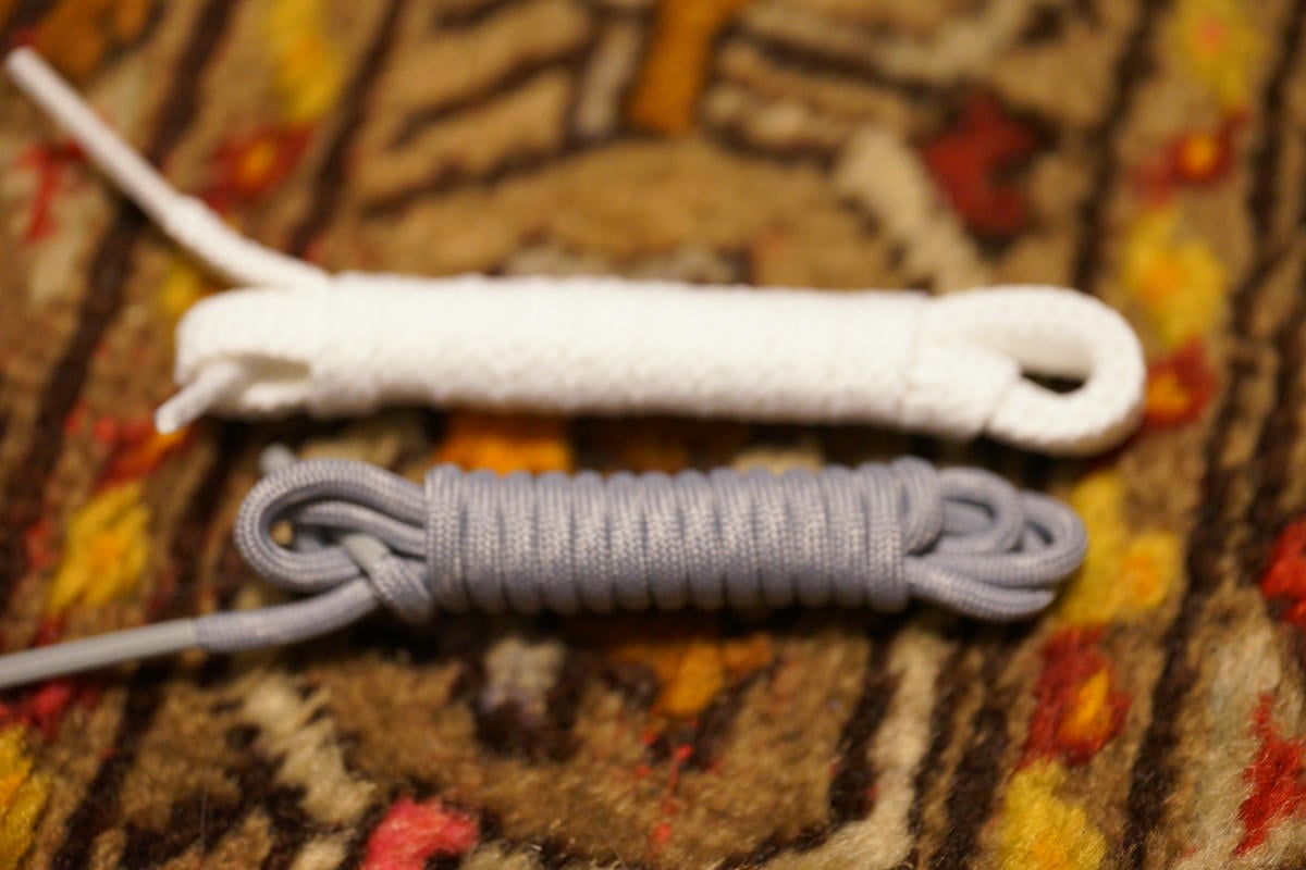 交換用のシューレースはホワイトとグレーの丸紐が付属