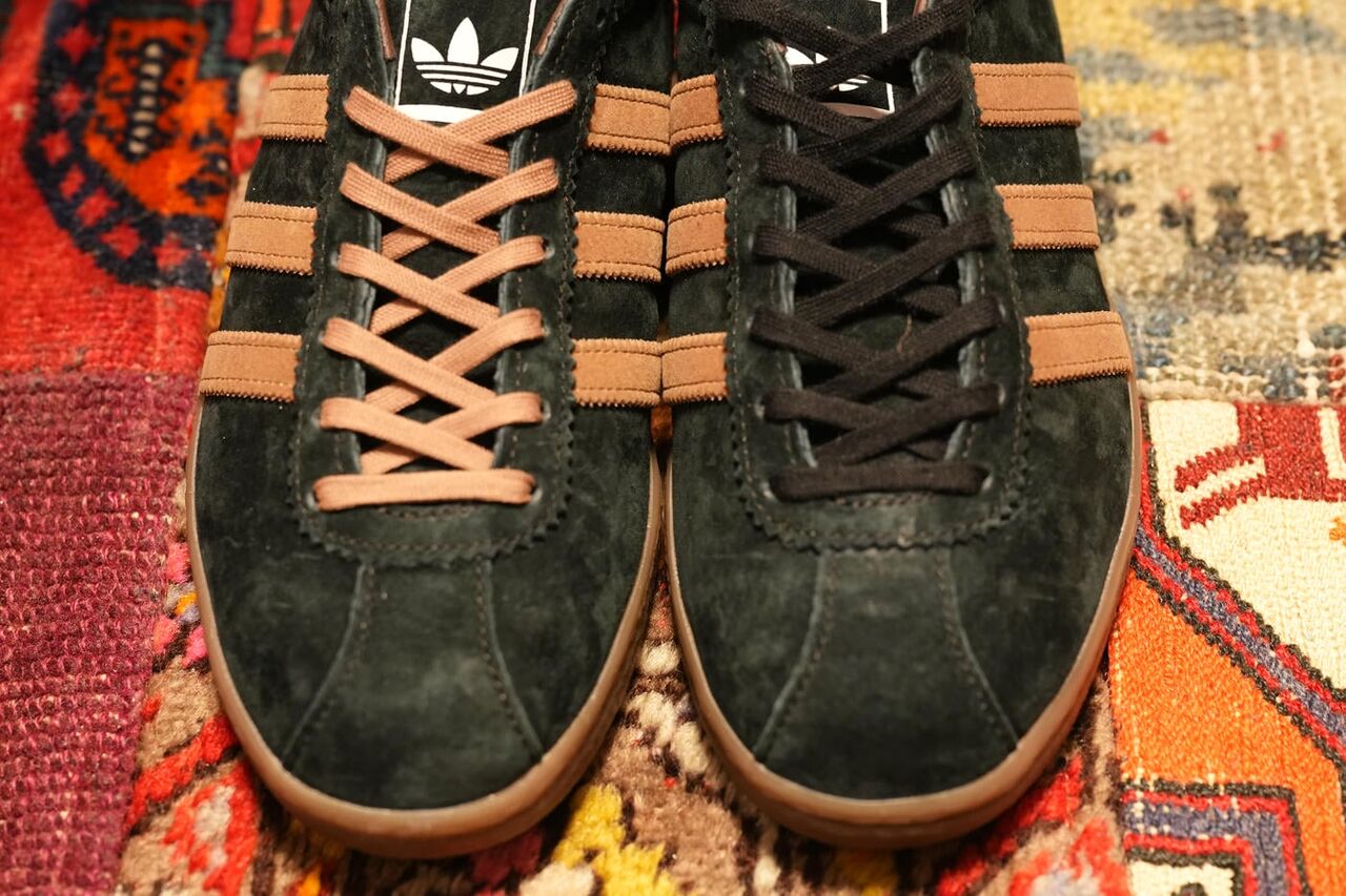 トゥボックス周りをチェック。正面からみて左足をブラウンのシューレースに変更。