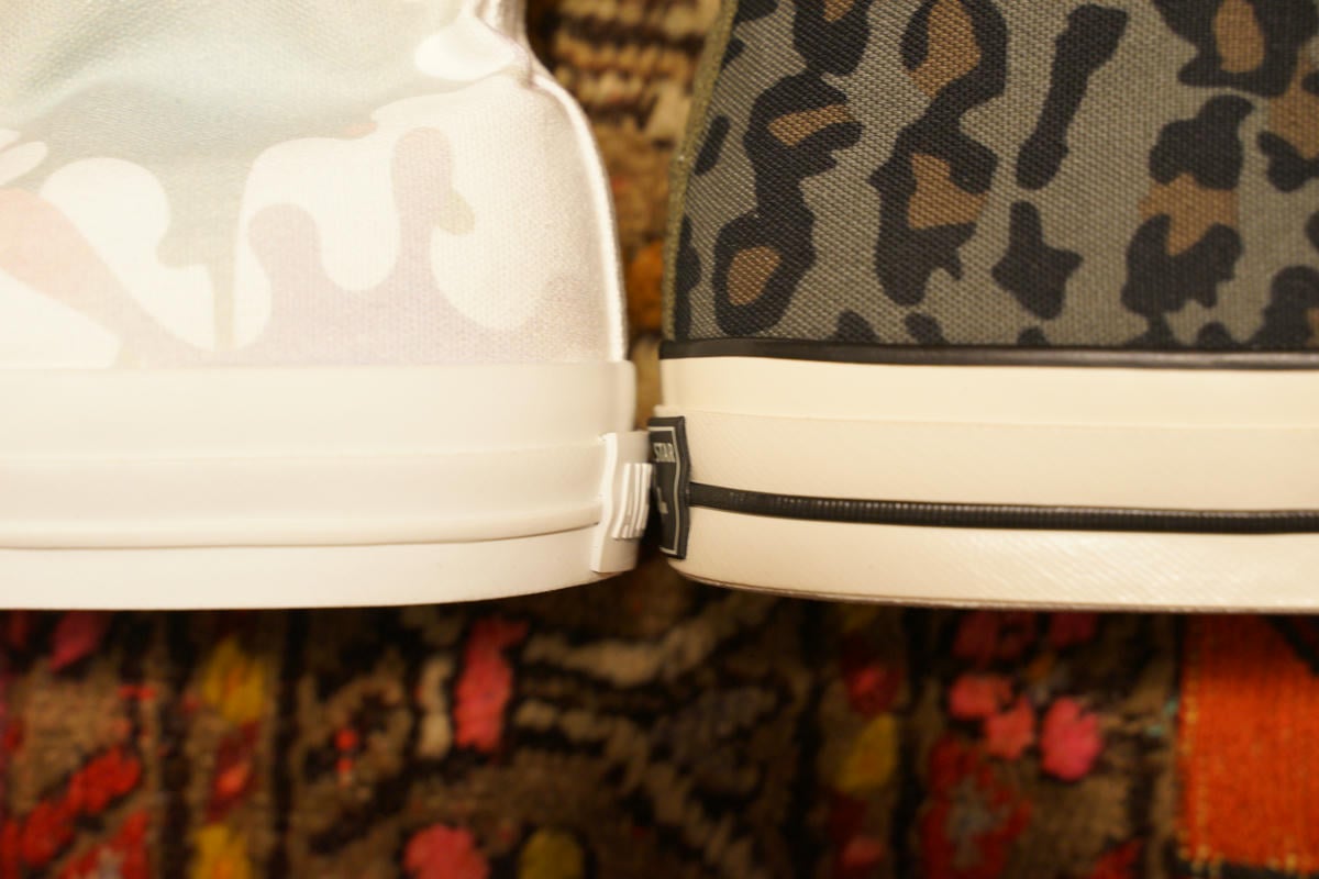 オールスターⓇとオールスターレガシーのアウトソールを比較。左のオールスターⓇとアウトソールの厚みはほぼ変わらないの木型は同じものを使用している可能性が高い