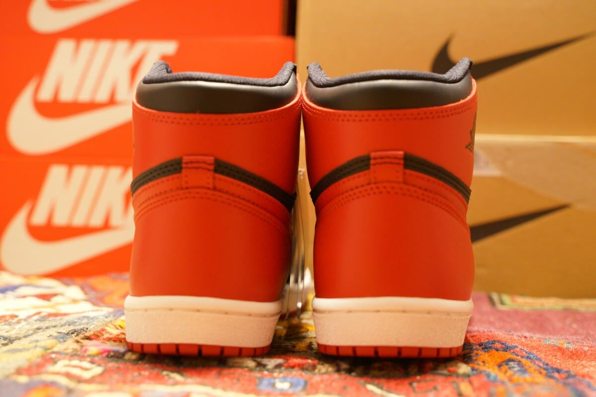 AIR JORDAN 1 HIGH 85 BREDのバックスタイルを確認。
