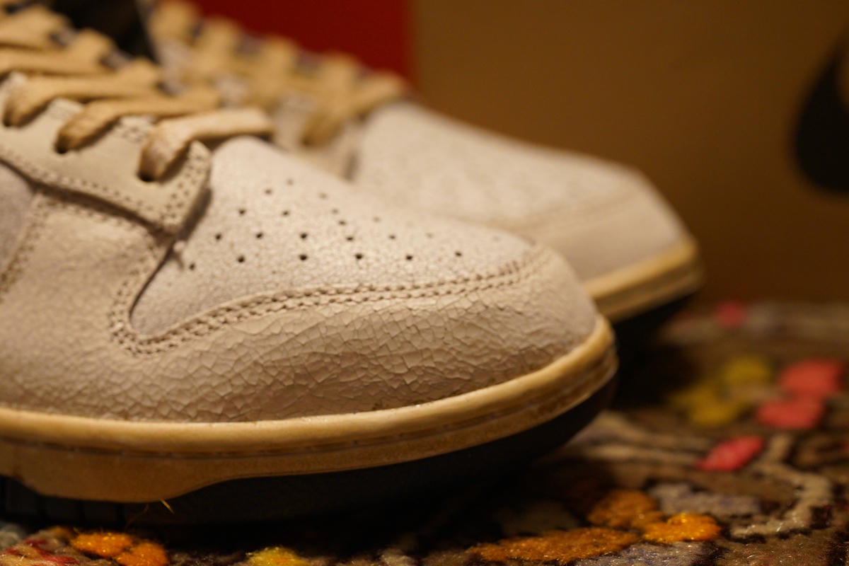 右足のトゥの部分は左足にくらべるとひび割れ感は少なめ