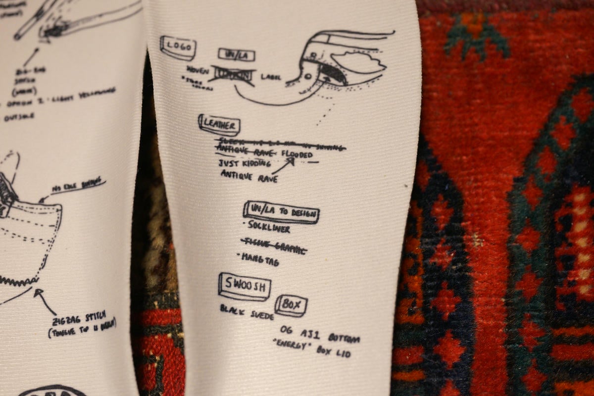 右のインソールにはアンクル部分のディテールについてのアイディアがプリント