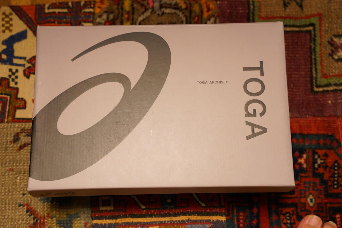 シューズボックスは通常のブルーではなく今回はコラボ専用のグレーボックス。