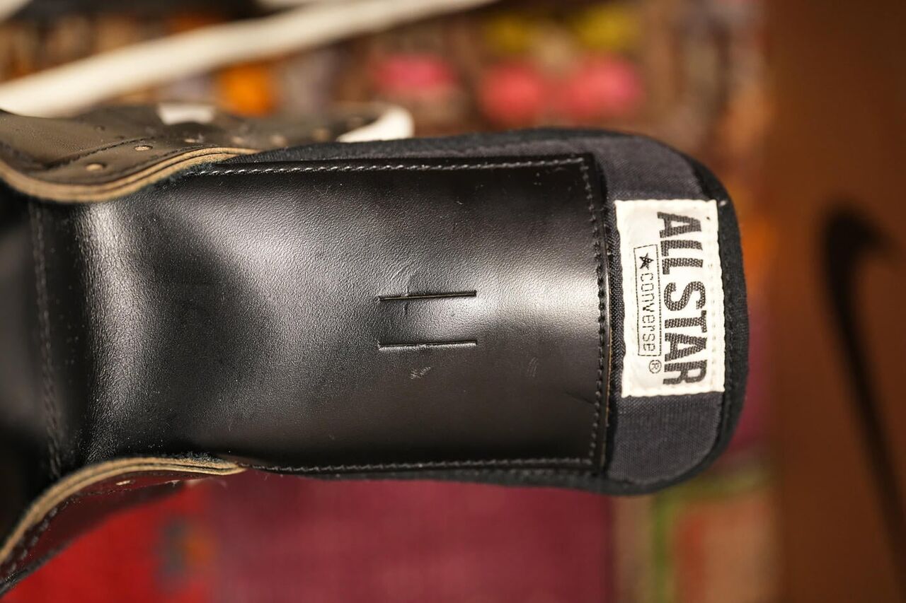 CONVERSE ONE STAR Jのシュータンタグはレザーとナイロンのコンビになっている