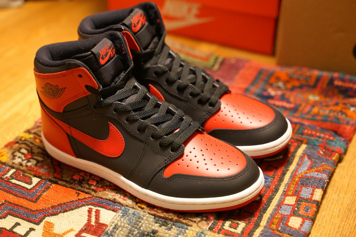 AIR JORDAN 1 HIGH 85 BRED 両足にブラックのシューレースを通して撮影。やはりシューレースはブラックにした方がシューズ全体の印象が締まってカッコいい