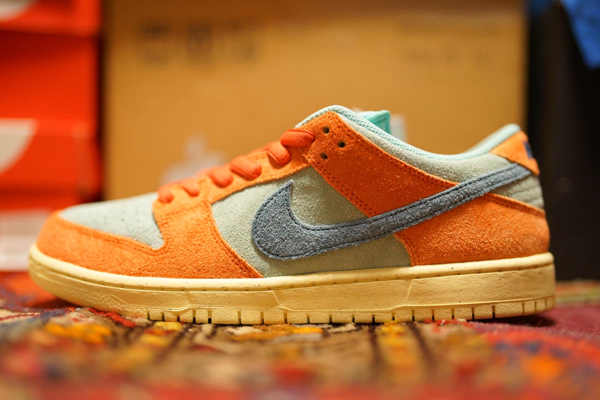 NIKE SB DUNK LOW PRO PRM ORANGE AND EMERALD RISE 左サイド