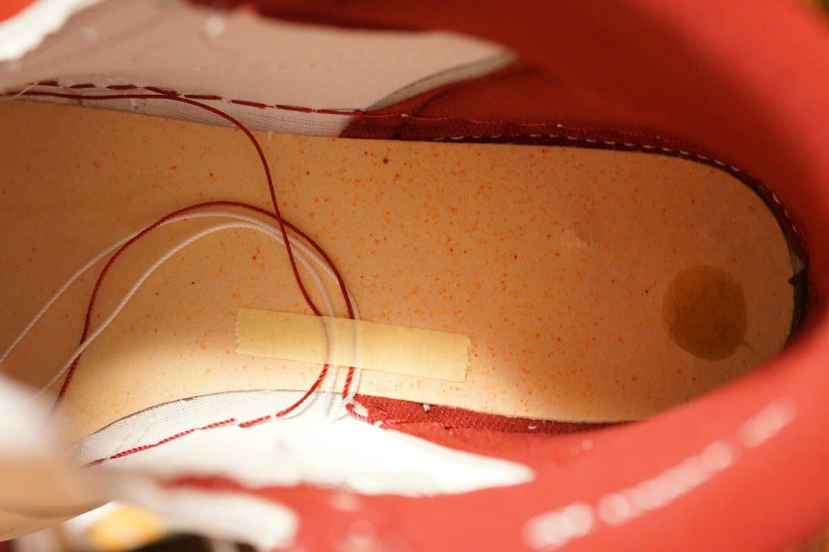 インソールを抜くと合成繊維の底が見えないように厚紙っぽい素材が貼られています。