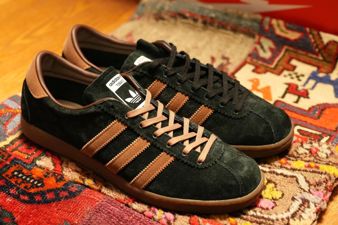 右足のみシューレースをブラウンに交換。