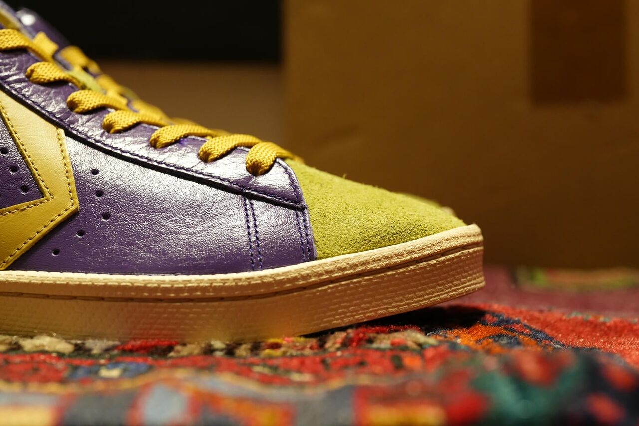 トゥ部分を横から見るとかなり低い作りになっている