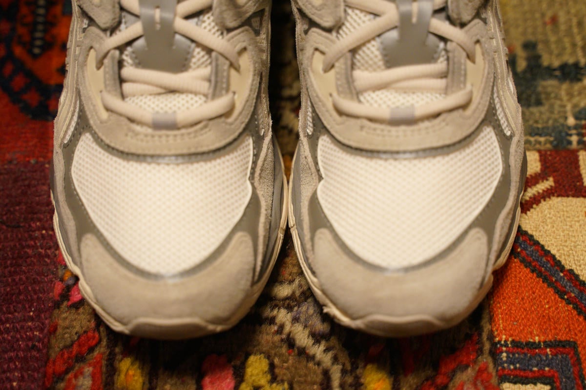 トゥボックス部分は大きなメッシュ素材をスエードと合成繊維のパーツで囲む。