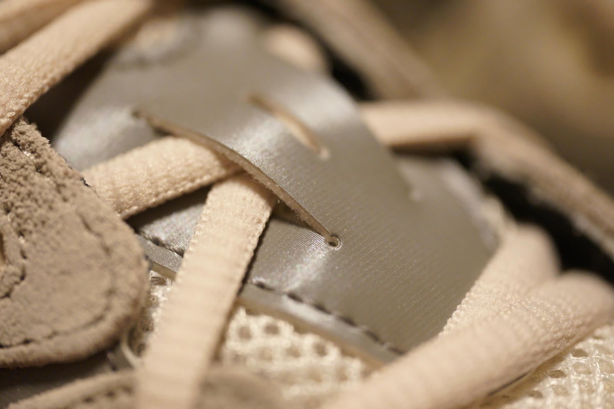 シューレースを通すパーツは合皮っぽくも見えるが触った感じは合成繊維に当たる素材。