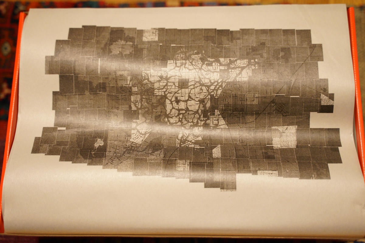 ボックス内部の包装紙は2重になっていて1枚目は作品に関連するプリント