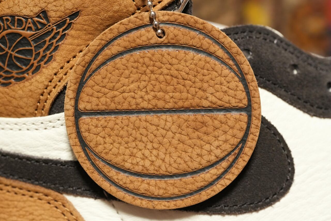 NIKE AIR JORDAN 1 HIGH OG LOVE LETTER バスケットボール型チャーム 裏面
