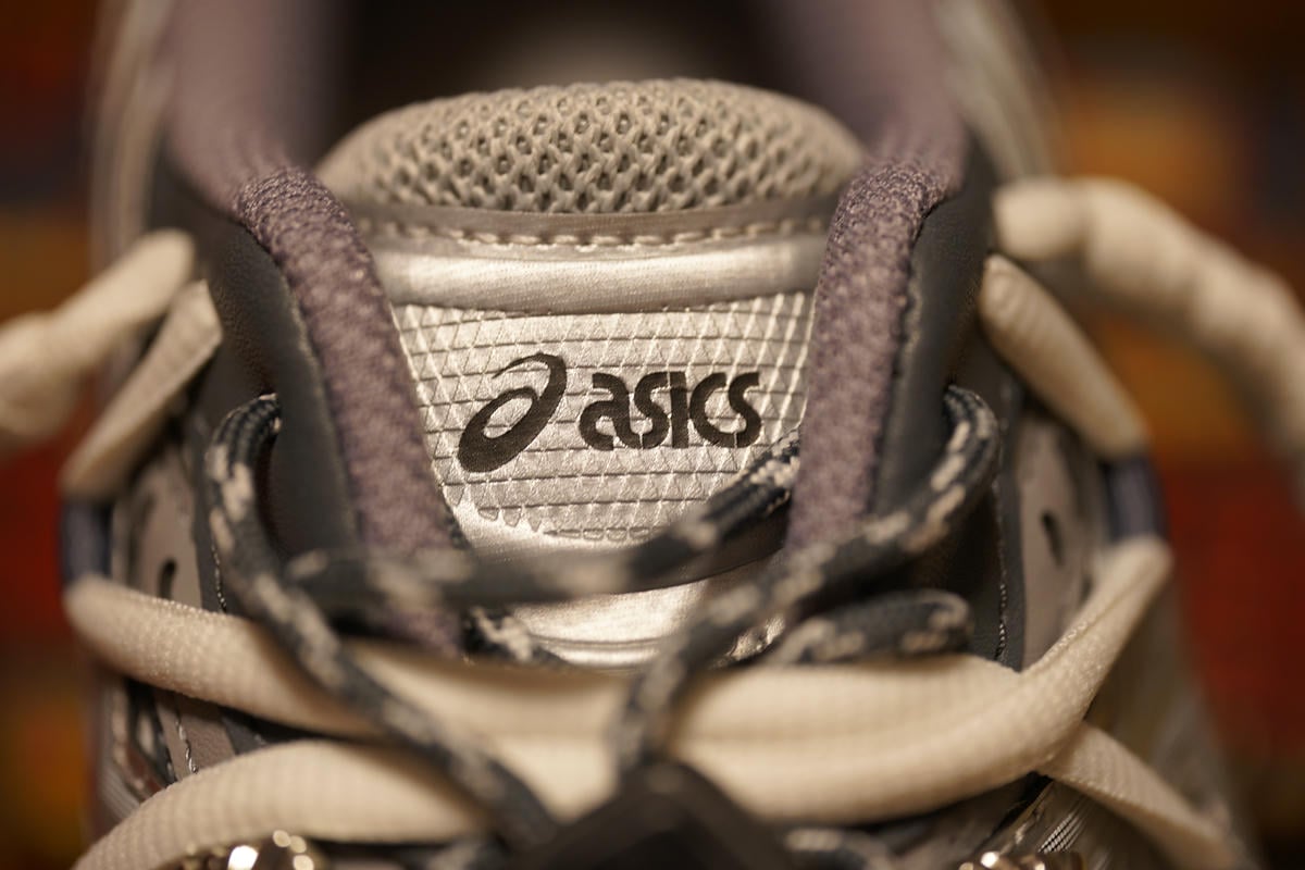 TOGA ARCHIVES × ASICS GEL CUMULUS 16 TGのシュータン周りのディテールをチェック。シュータンにはアシックスのロゴ