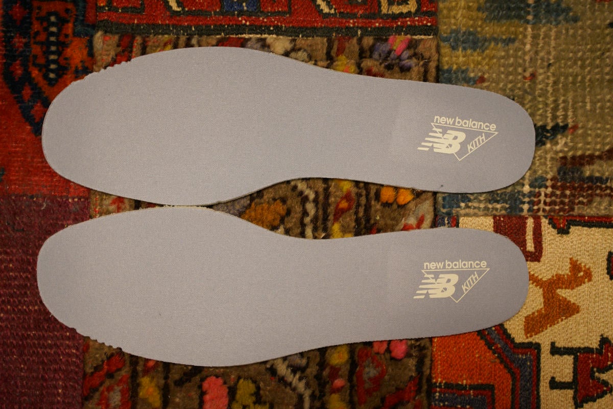 グレーのインソールにはキスとニューバランスを示す特別仕様のロゴがプリント