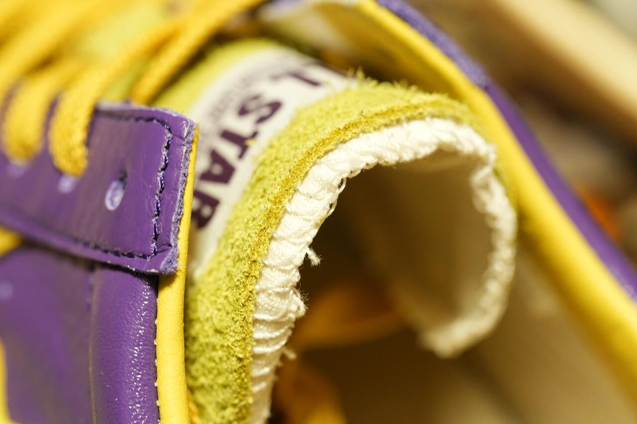 シュータン部分はスエードの下から補強の生地が覗く