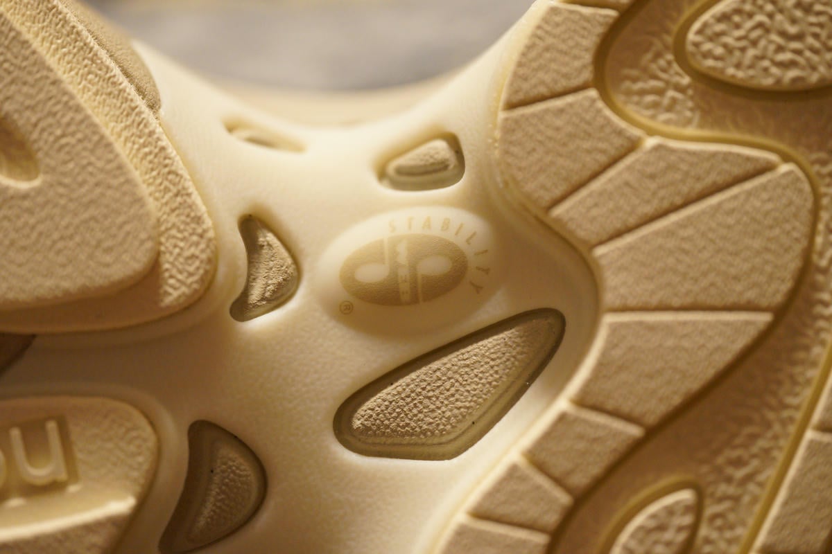 土踏まずの部分には靴が左右にねじれるの防止するためのSTABILITY WEBを装備