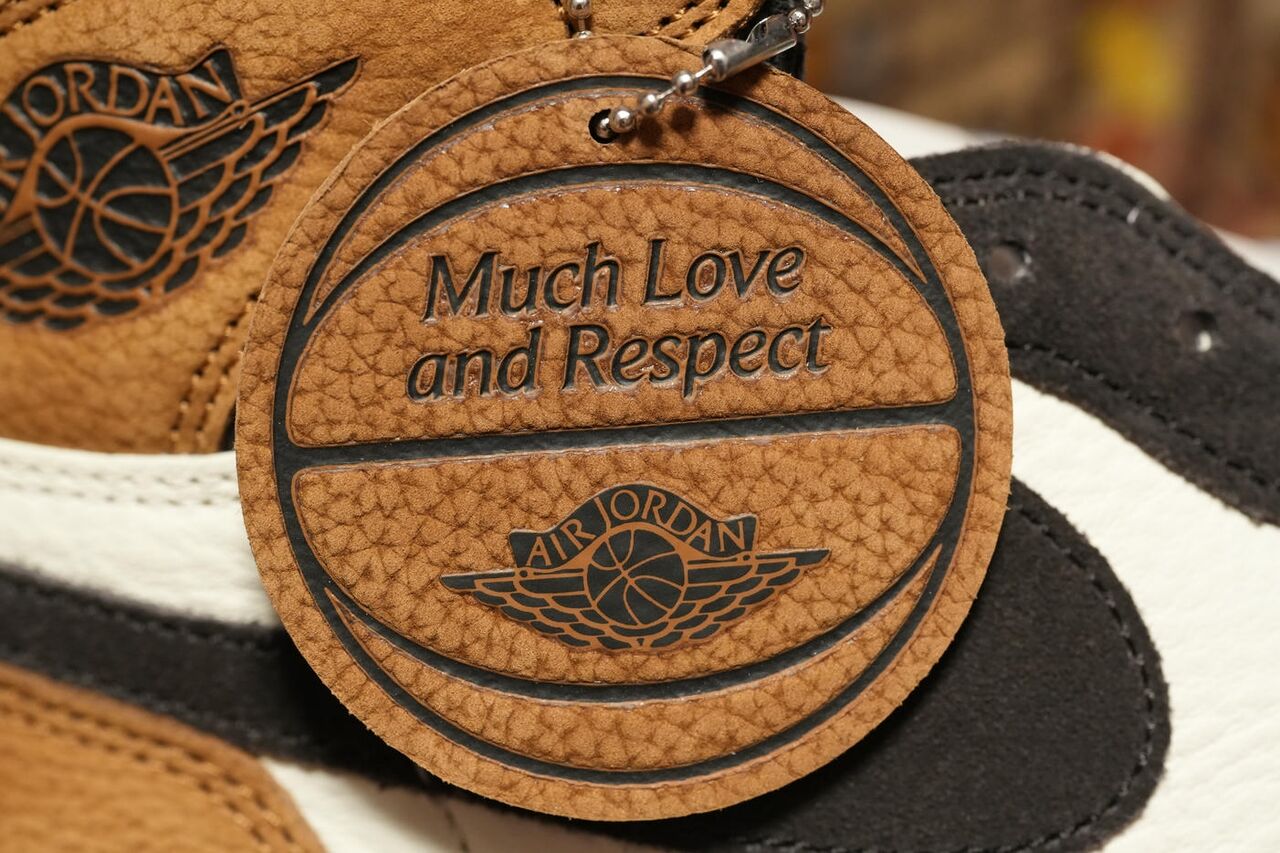 NIKE AIR JORDAN 1 HIGH OG LOVE LETTER バスケットボール型チャーム 表面