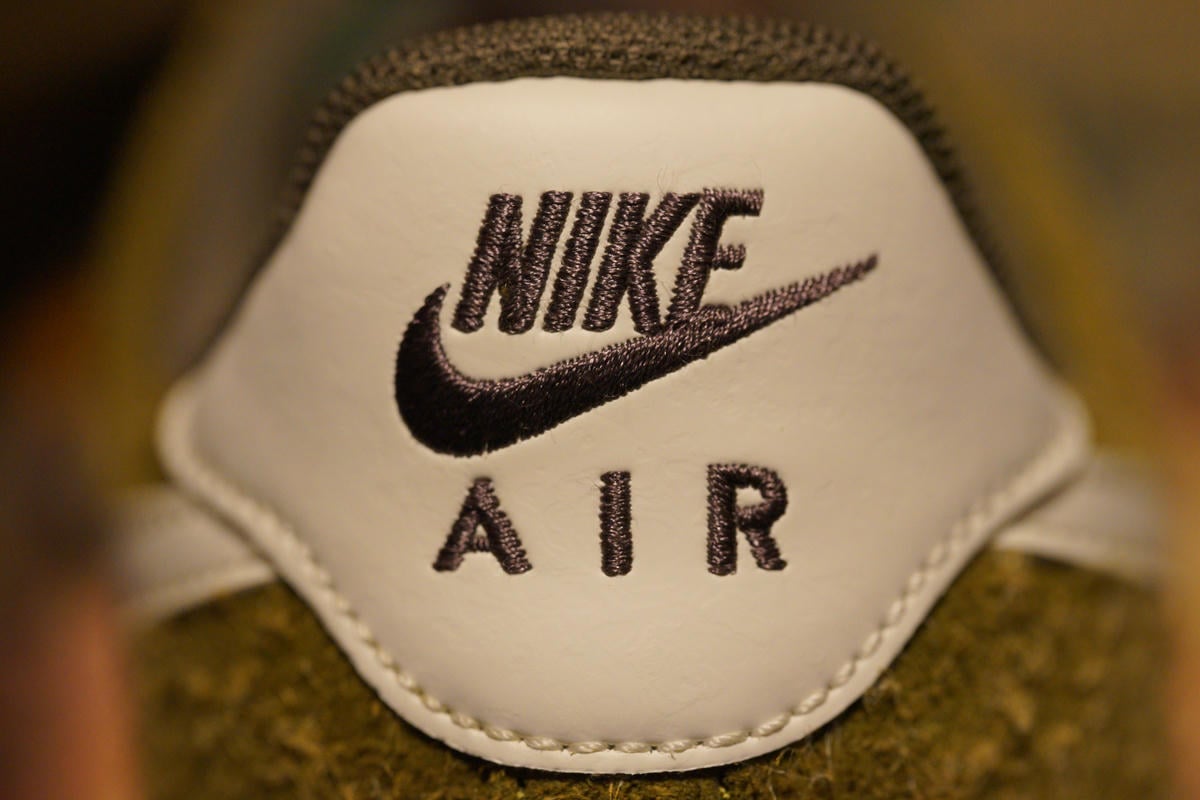 NIKE AIR FORCE 1 07 LX LEAF CAMO ヒールロゴは刺繍。ヒールタブは断面を見ると合皮