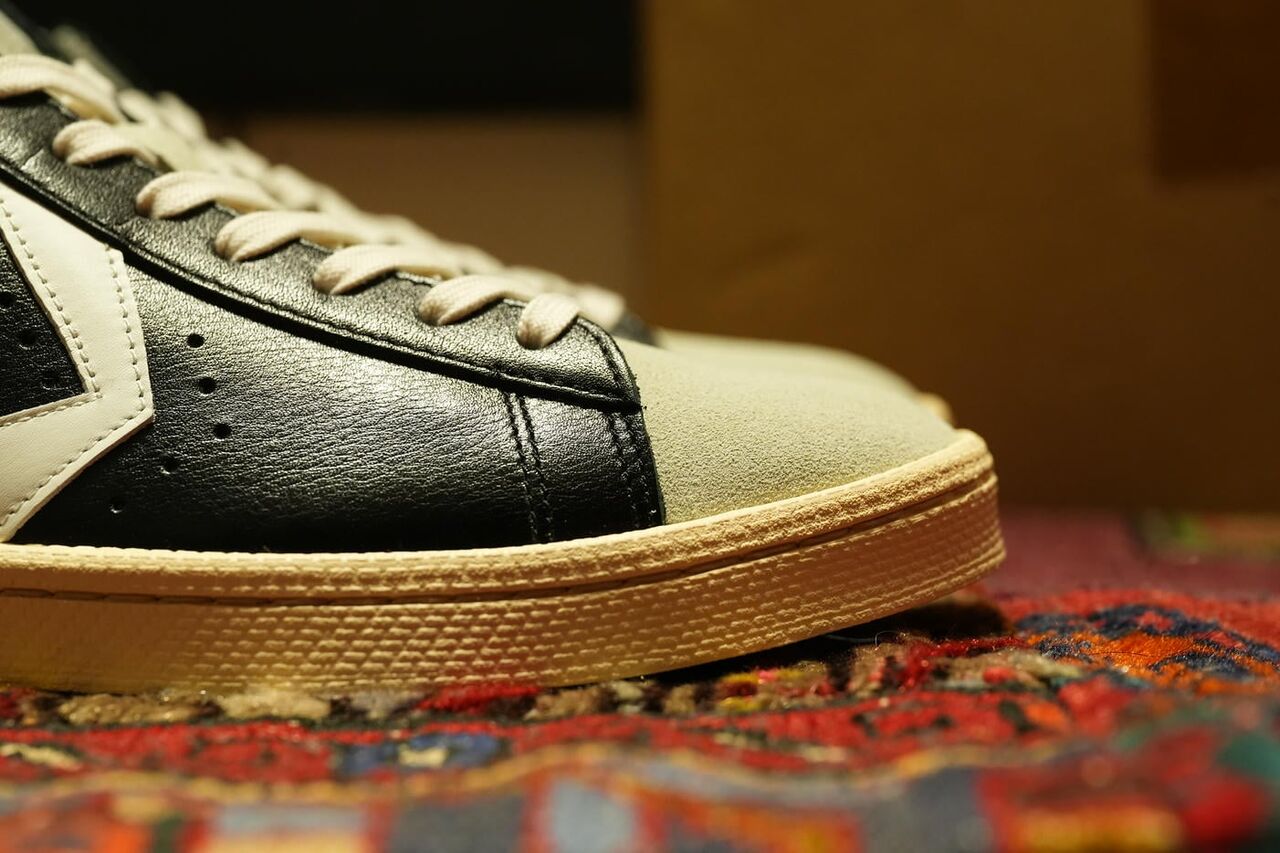 トゥ部分を横から見るとかなり低い作りになっている