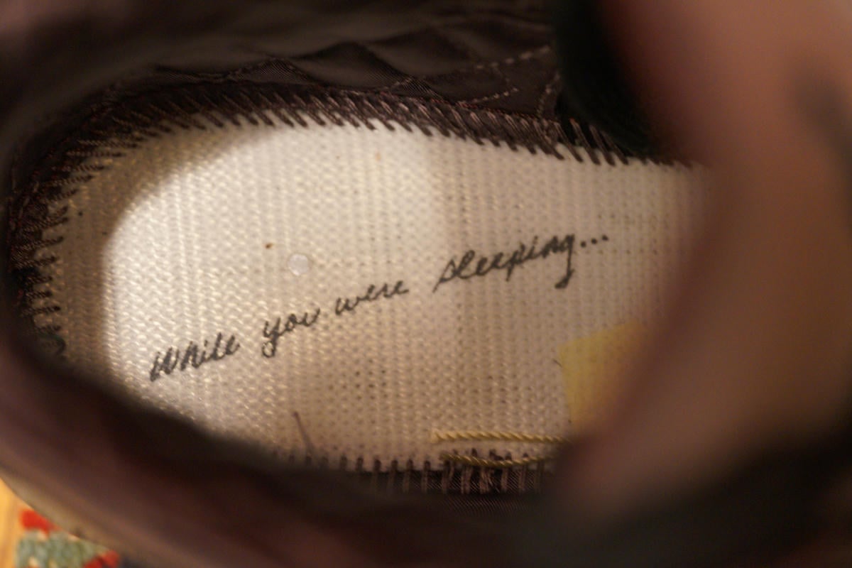 インソールを外すと底面に「While You Were Sleeping」の文字がプリントされているのが見える