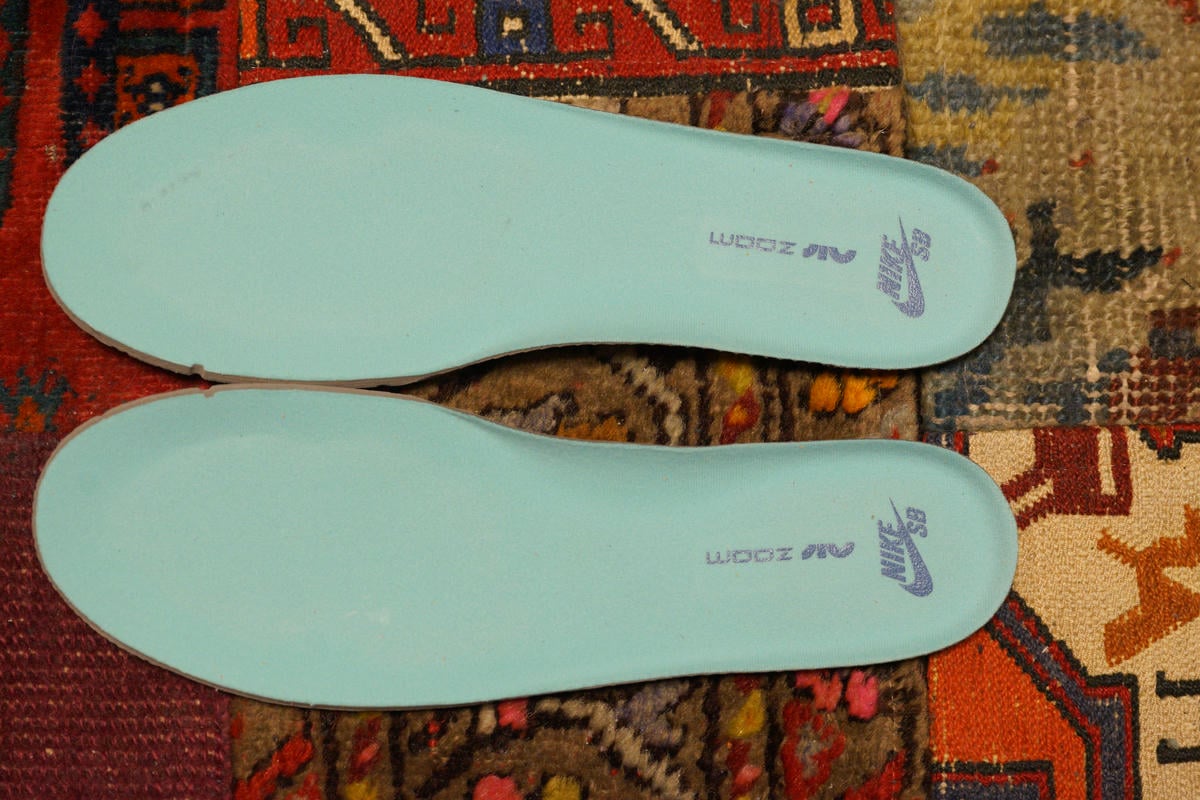 インソールの表側はアッパーのアンダーレイと同色の淡いブルーを使用