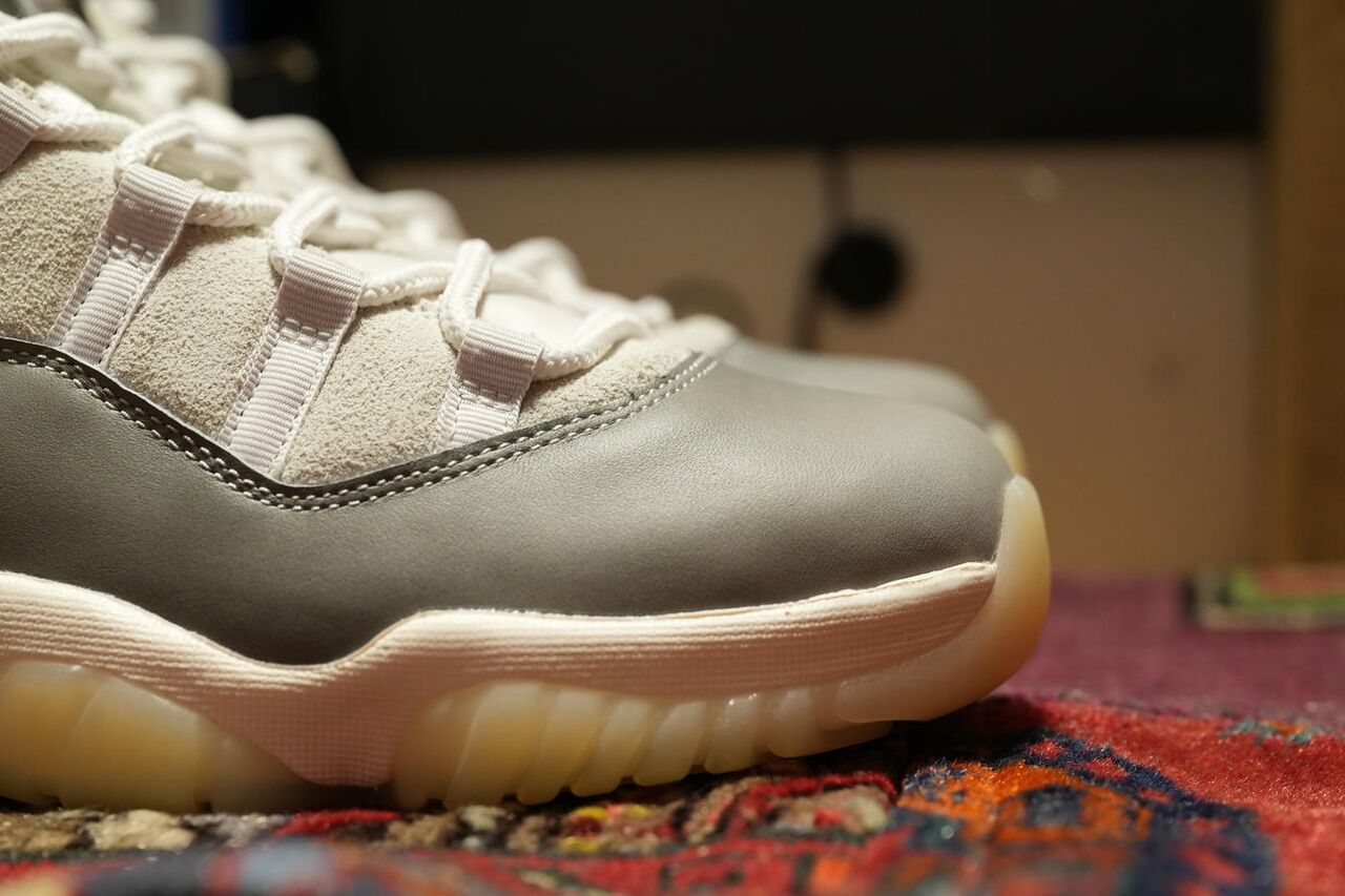 AIR JORDAN11 RETRO SUKAJAN サイドからつま先を見る