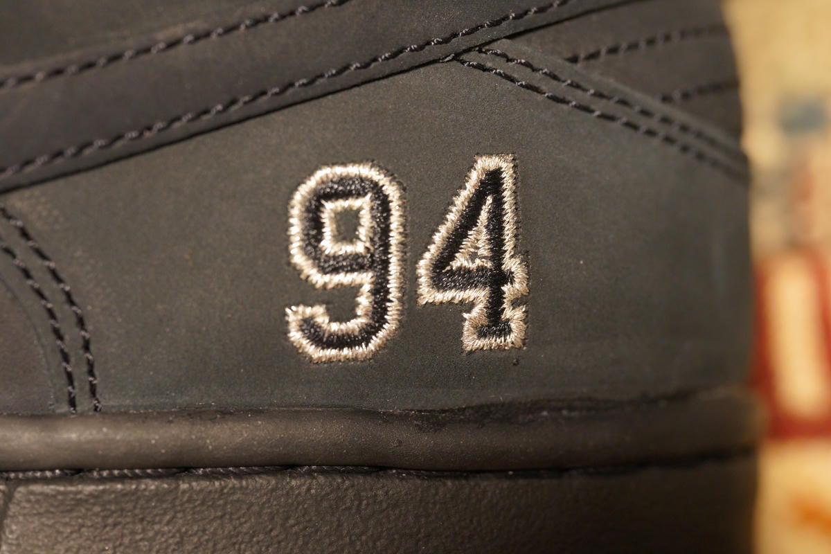 左右のヒールサイドには「94」の刺繍。これはシュプリームが創業された1994年を指しているらしく、海外は9/4に発売された